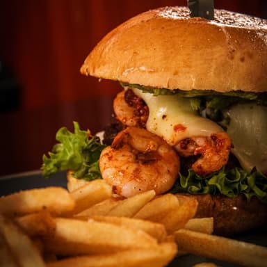 Burger de la Baja con Papas Fritas