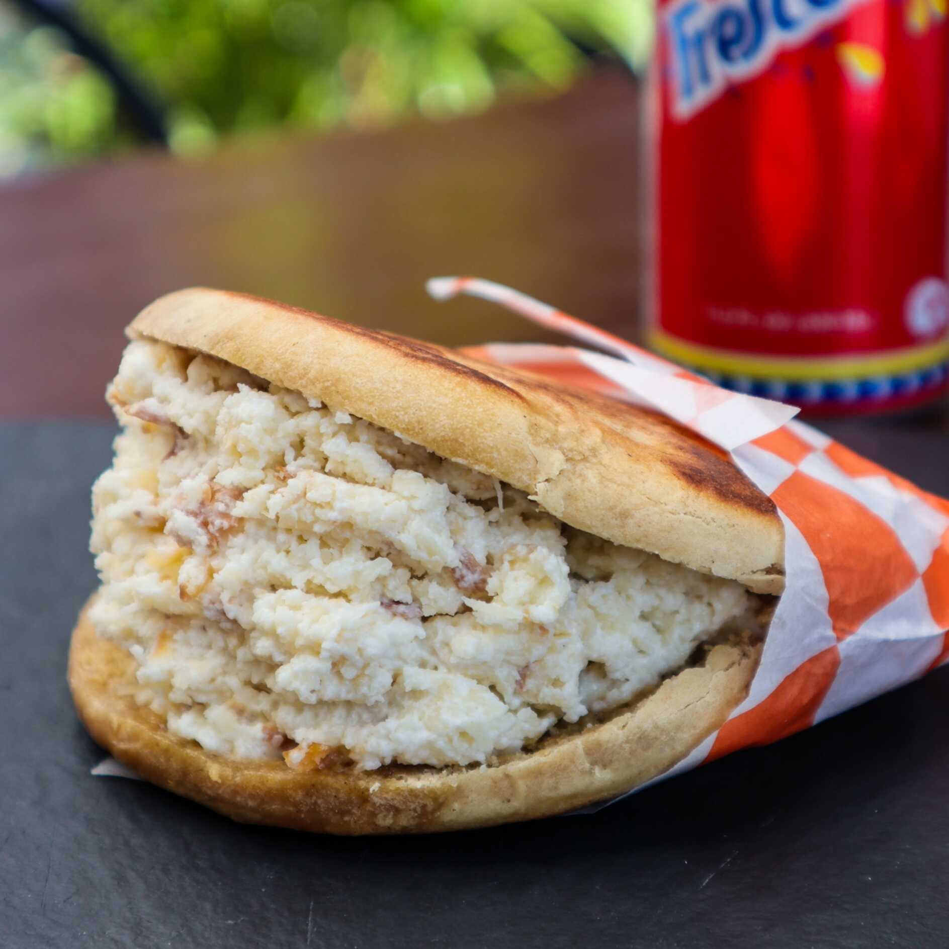 Arepa con Queso ahumado y nata (crema)