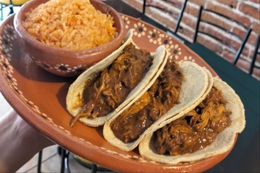 TACO DE POLLO CON MOLE NEGRO