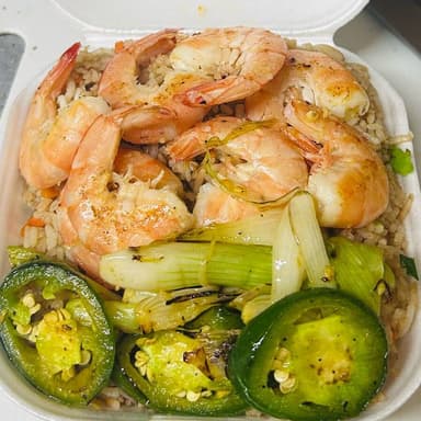 Arroz con piezas de camarón