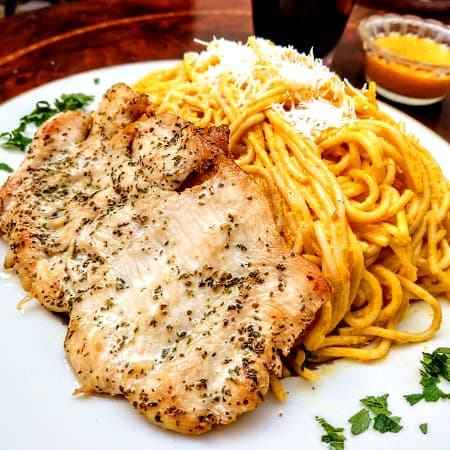 Tallarines a la Huancaína con Filete