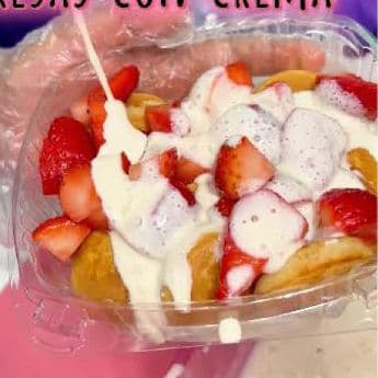Mini Hotcakes con Fresas y Crema