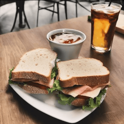Sandwich de Pollo + 1 Bebida