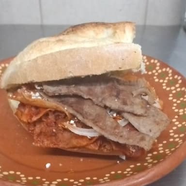 Torta de Chilaquiles con Bistec