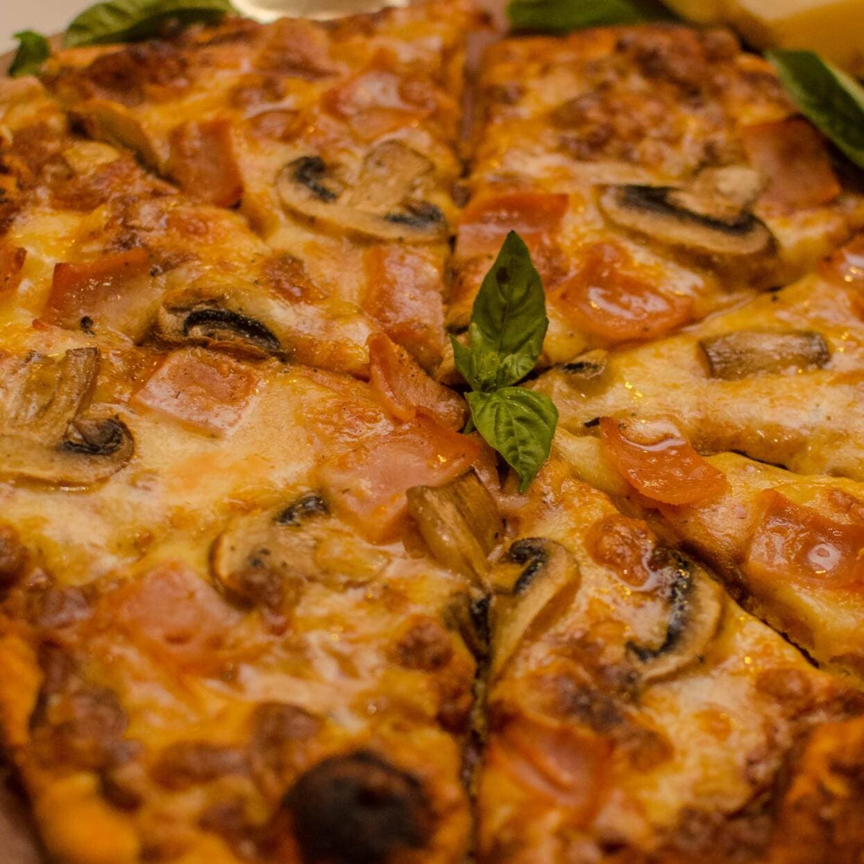 Pizza Tocino, Bolognesa y Hongos Pequeña