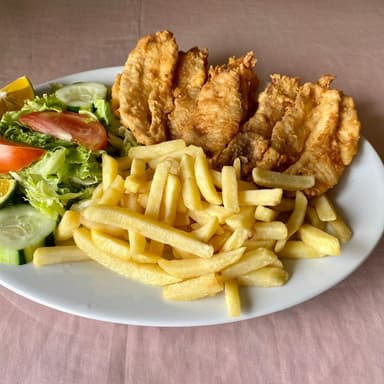 Pescado Frito Empanizado con Papas y Ensalada