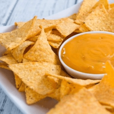 Nachos con Queso Cheddar