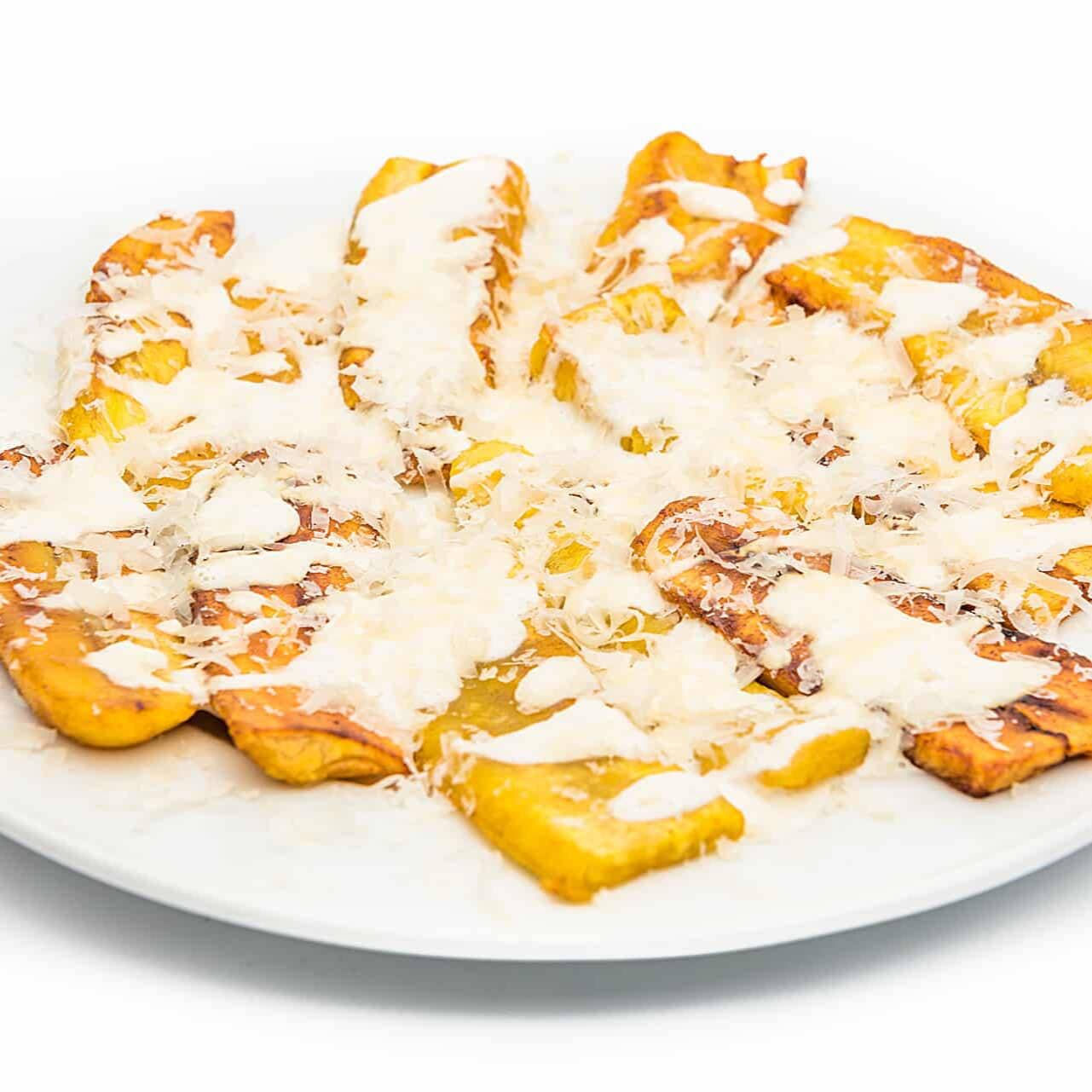 Plátanos fritos con crema y queso