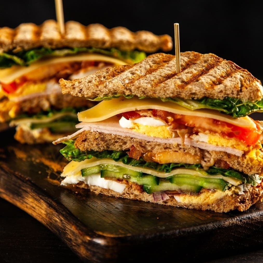 Sándwich de Bistec Encebollado  + POSTRE SORPRESA