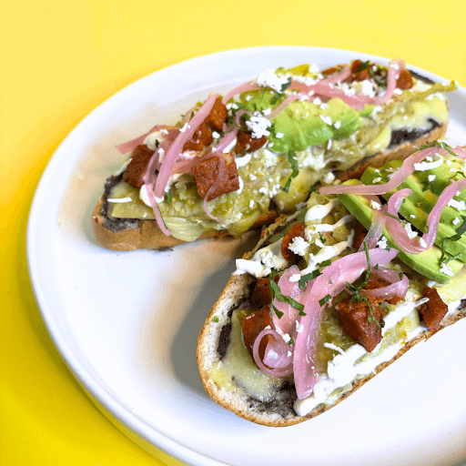 Molletes con Chilaquiles