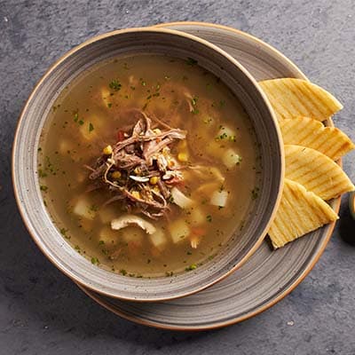 CALDO MEDIANO +HUEVOS REVUELTOS +2 JUGOS
