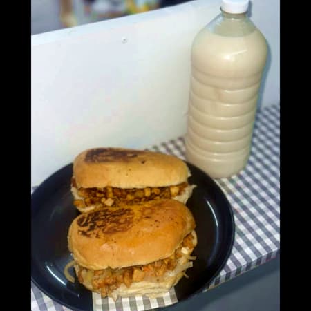 2 Tortas de Cerdo con Queso + 2 Chiva Colas
