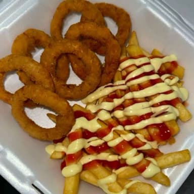 Aros de Cebolla con Papas Fritas