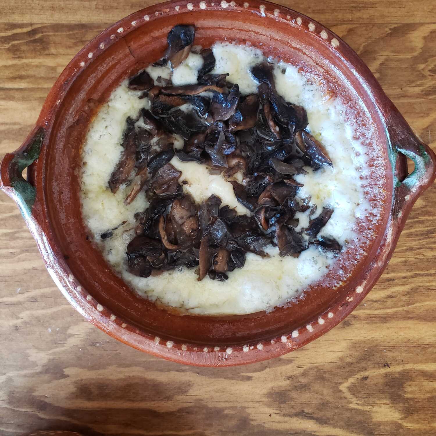 Cazuelita de Queso Fundido con Champiñones