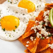 Chilaquiles rojos con pollo y huevo