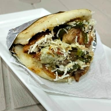 Arepa de Pollo y Ranchera