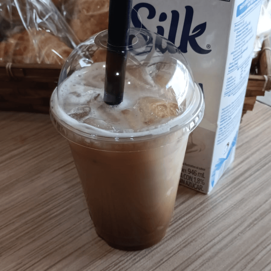 Moka Blanco en las Rocas con Leche de Almendra