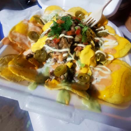 NACHOS CON CARNE.