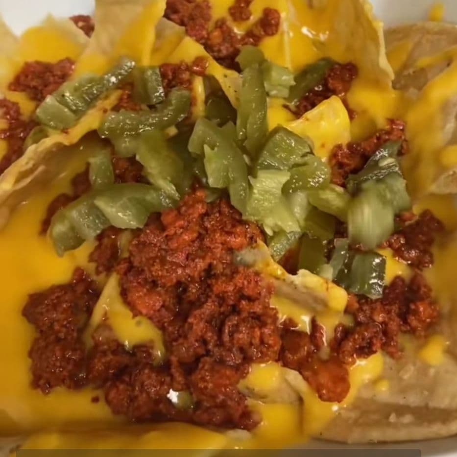 Nachos con queso amarillo y chorizo