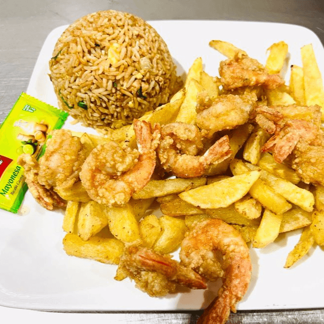 chicharron de langostinos con papas fritas