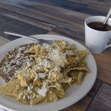 Chilaquiles con Pollo + Cafe