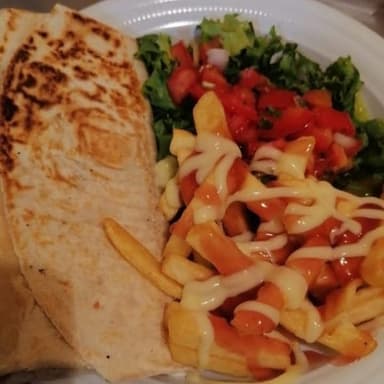 Burrito  + Papas Fritas + Ensaladas + fresco