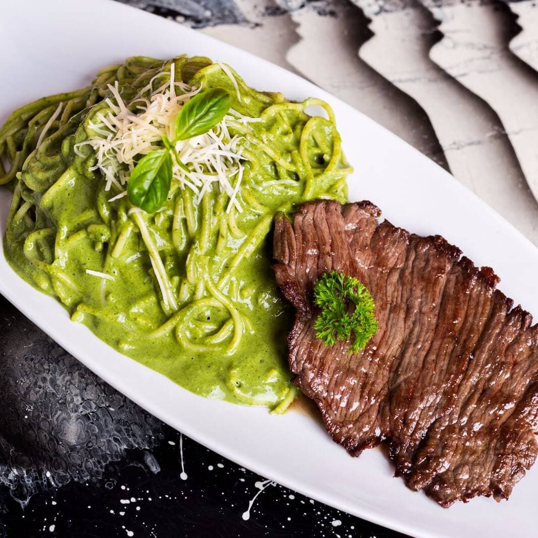 SPAGHETTI AL PESTO CON BISTEC