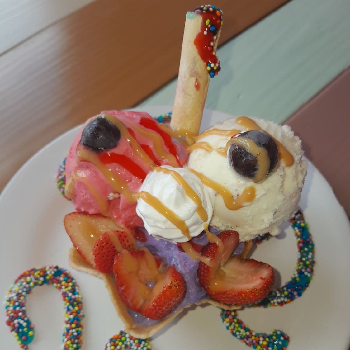 Canasta 3 Bolas Fresas y Barquillo