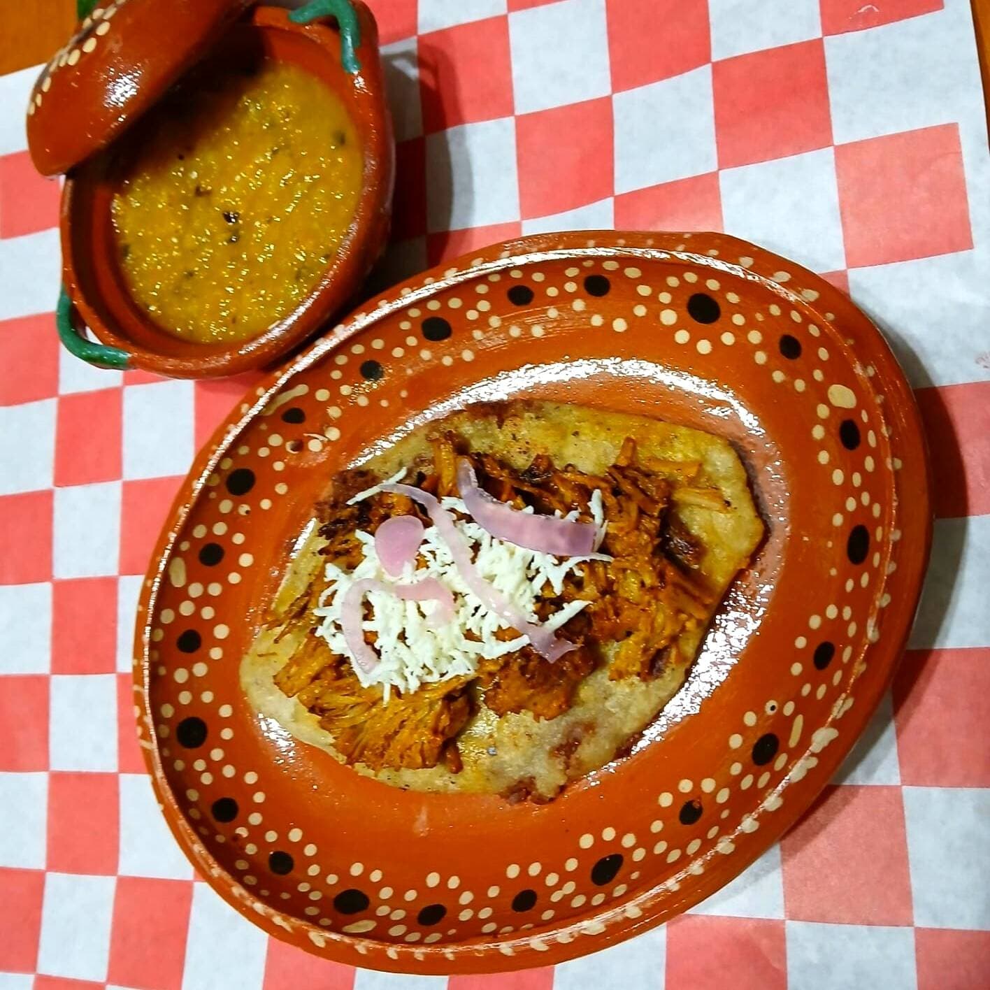Tlacoyo de Cochinita