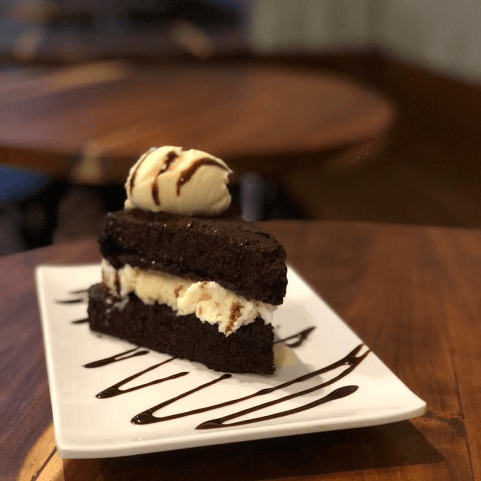 Pastel Chocolate con Helado de Vainilla