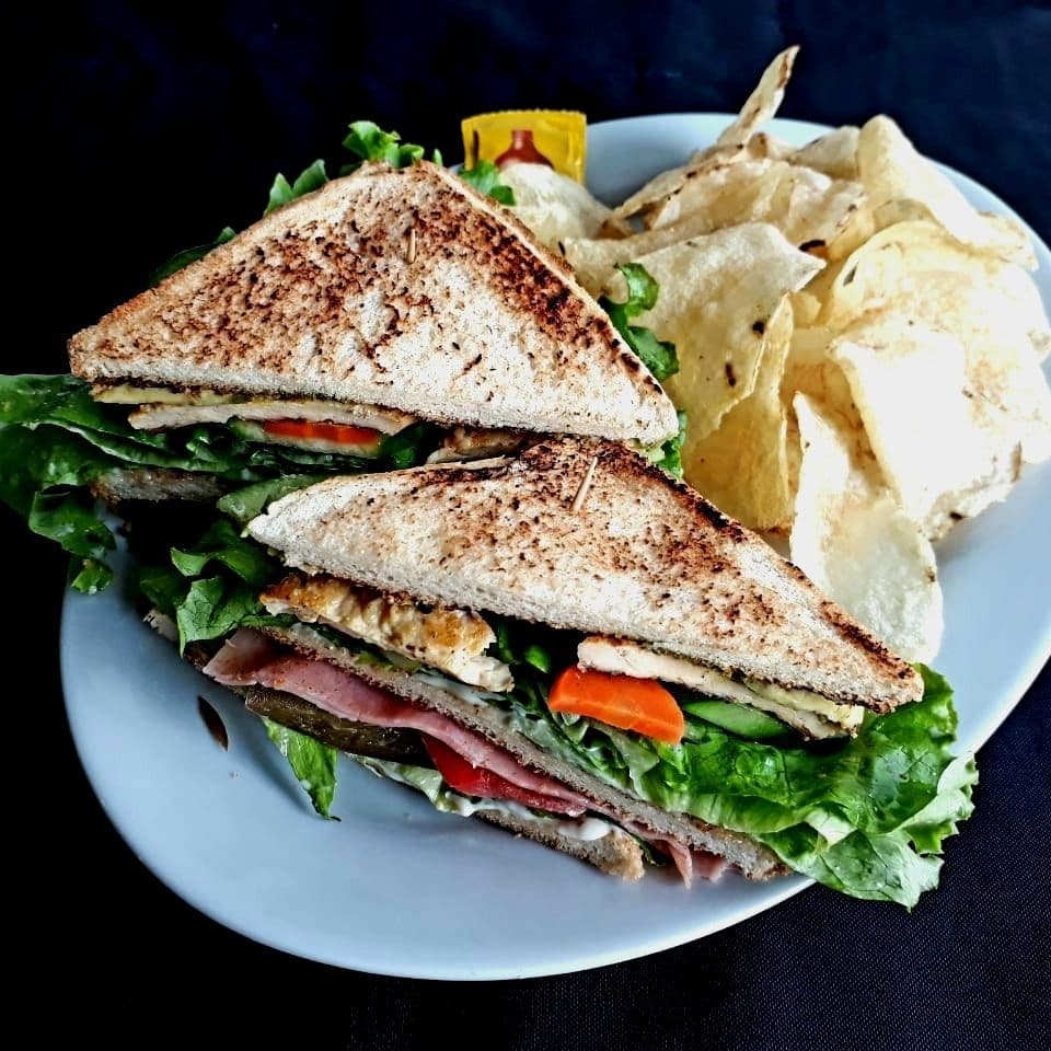 Club Sándwich​ con Papas Tipo Chips