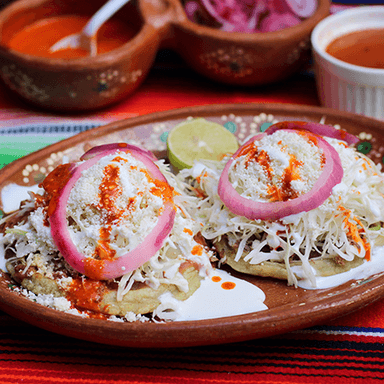 Sopes de Pollo de Tinga