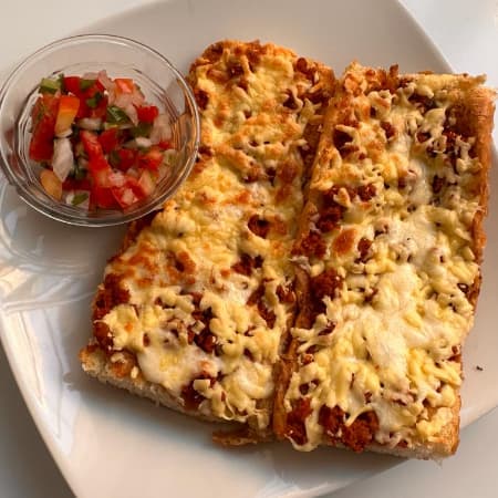 Molletes con chorizo