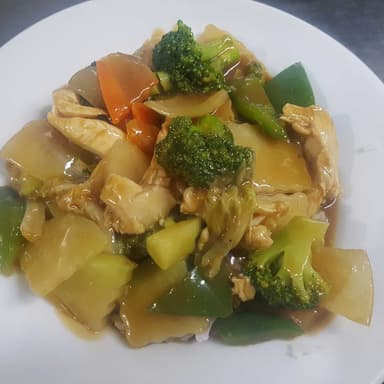 Arroz con Pollo y Verduras en Salsa