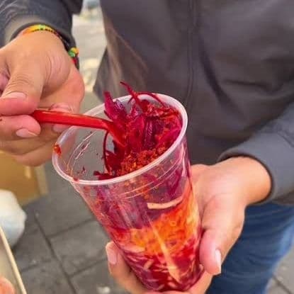 Vaso con verdura rayada zanahoria y betabel