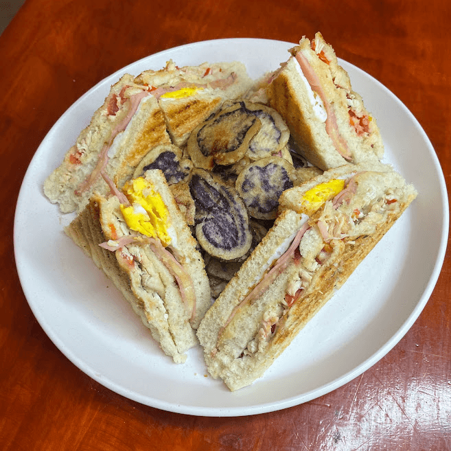 Club Sandwich + Jugo de 1 Sola Fruta