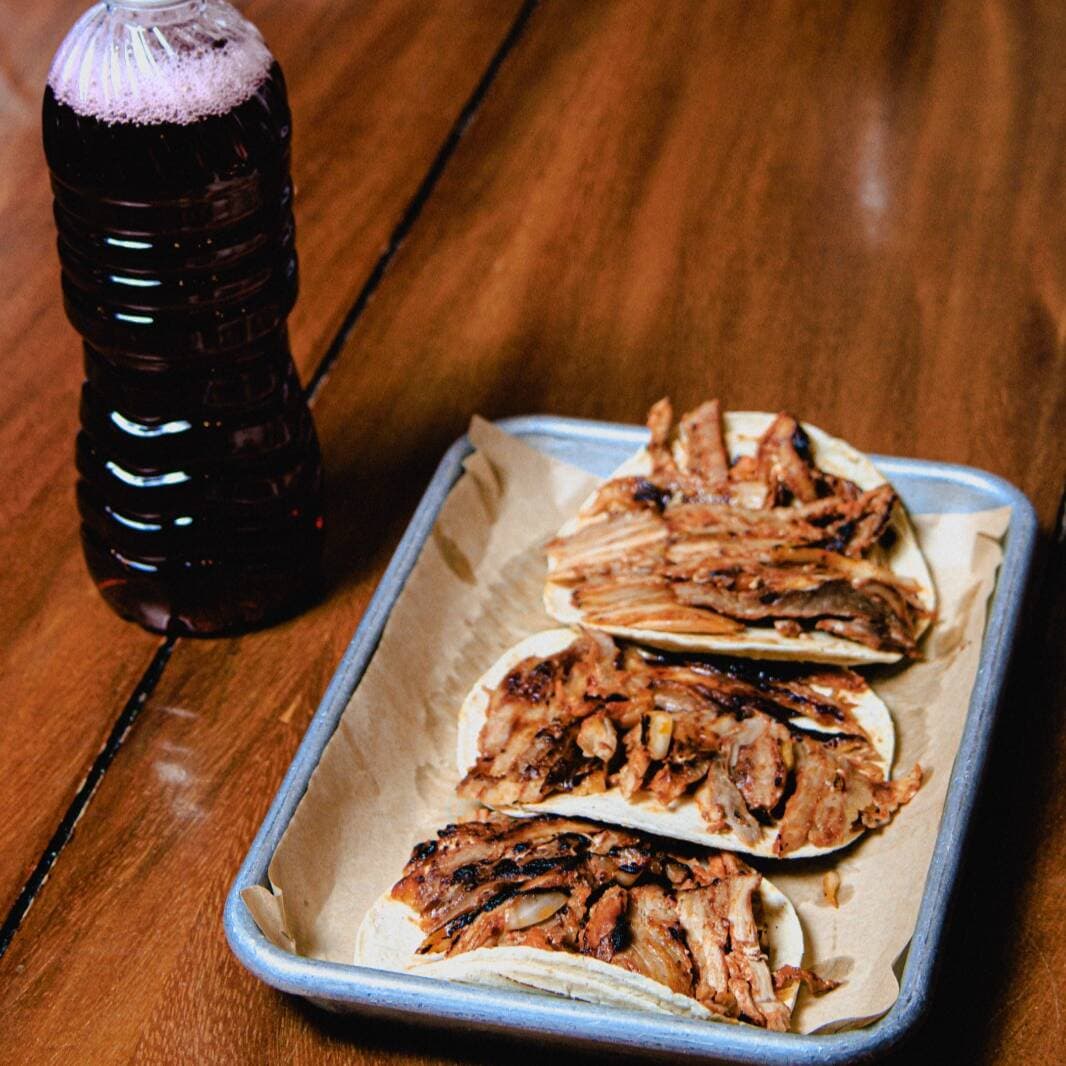 COMBO 3 TACOS AL PASTOR + 1 JAMAICA 500ML