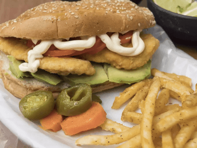 Torta De Pechuga De Pollo Empanizada