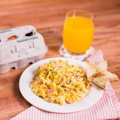 Huevos con Jamon y Agua Natural