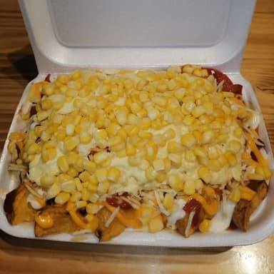 Salchipapa Grande con Maíz.