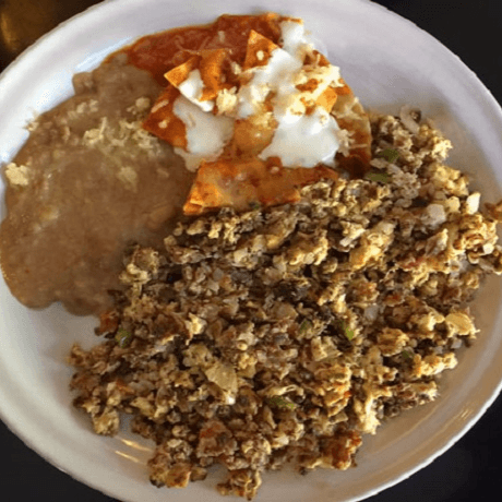 Combo huevos con machaca + agua fresca