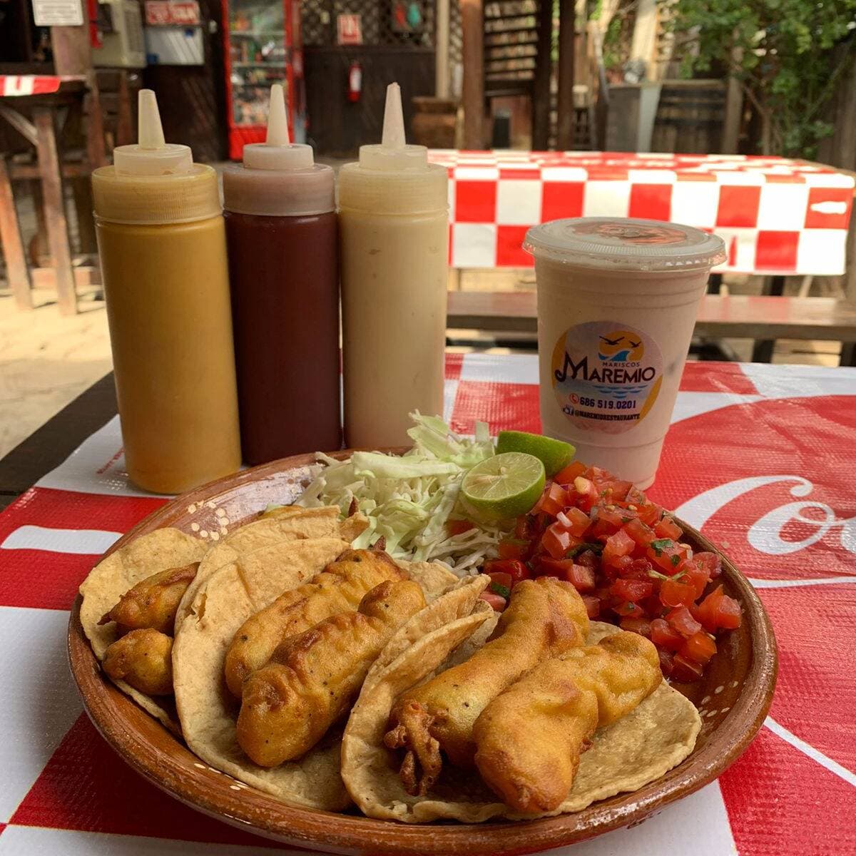 Tres Tacos de Camaron y Una Bebida