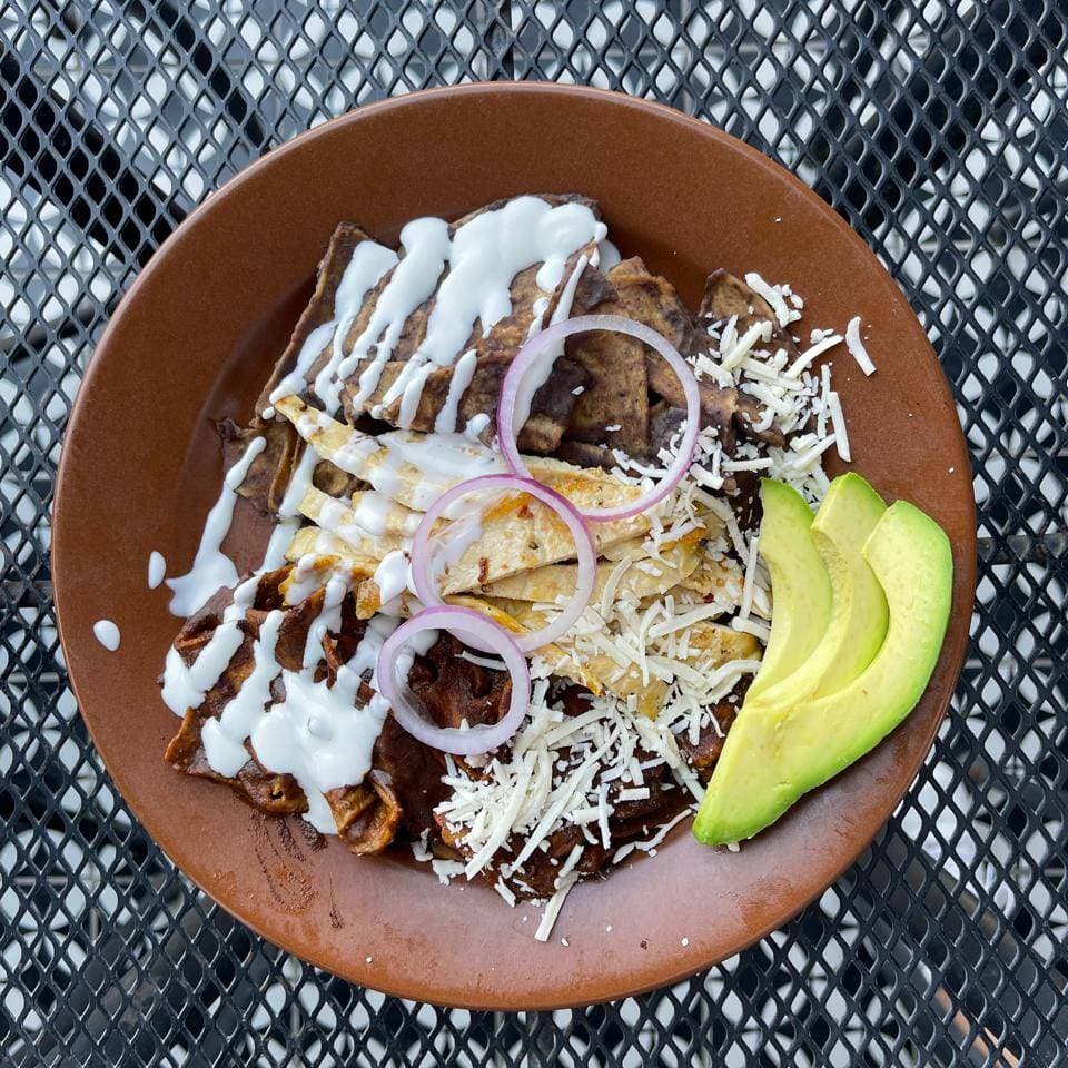 Chilaquiles Mole y Frijol