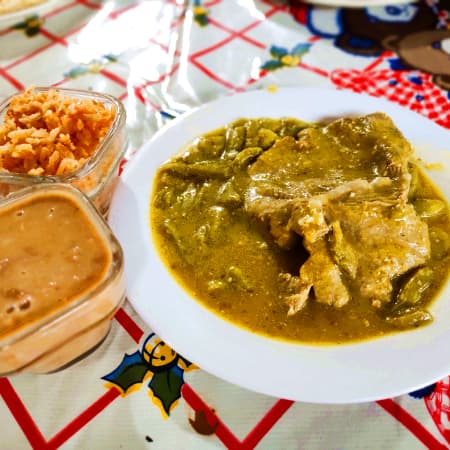 Bistec de Res en Salsa Verde con Nopales