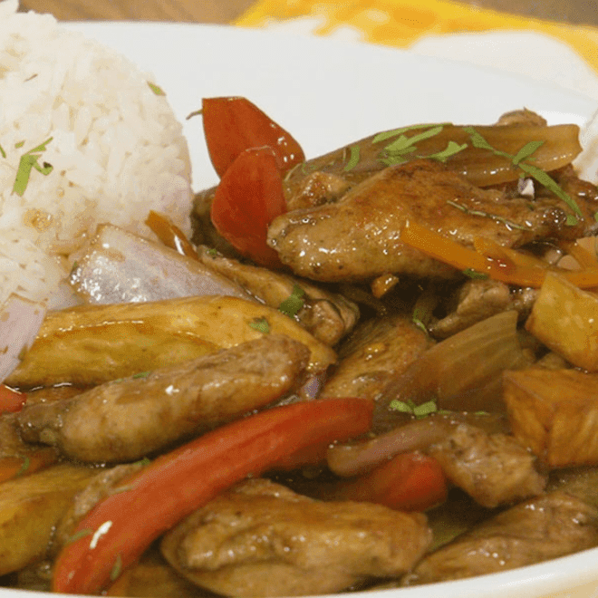 Saltado de Pollo con Chicha Morada