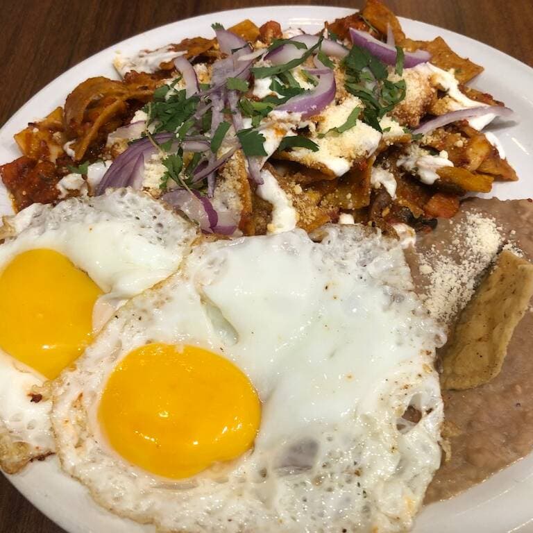 Chilaquiles Deli con 2 Huevos
