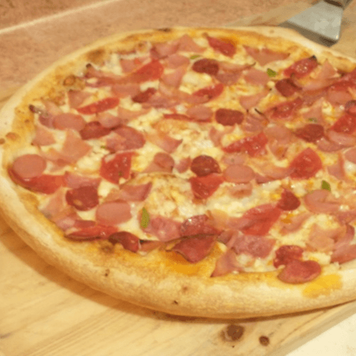 Pizza Gde Artesanal de Carnes Frías de 8 Rebanadas