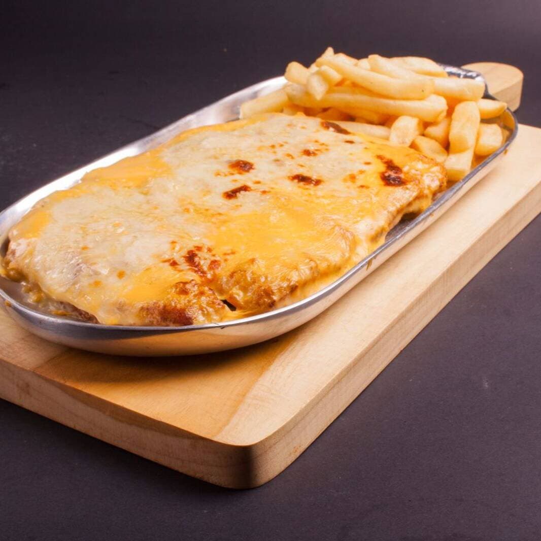Milanesa Pollo Tres Quesos + Papas
