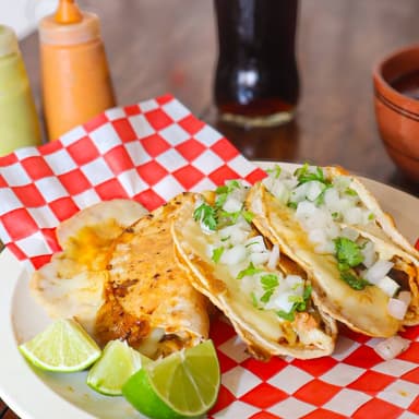 Taco dorado de birria con queso