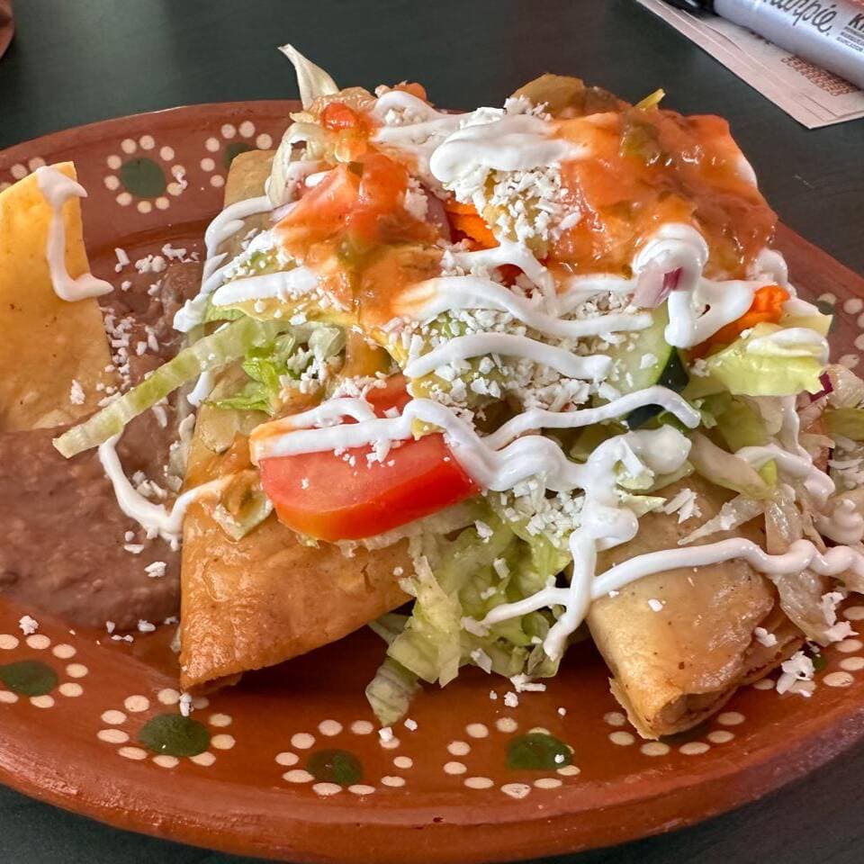 Tacos dorados de res